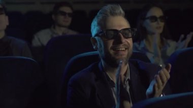bir film izlerken sinemada dostum, sevinç ve alkışlamak