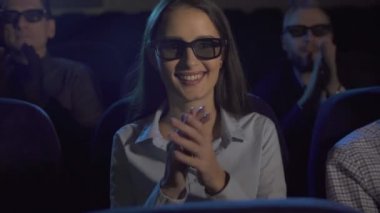 Kız sinemada, bir film seyrederken sevinirler ve alkışlıyorum