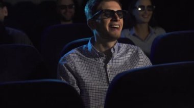 bir film izlerken sinemada dostum, sevinç ve alkışlamak