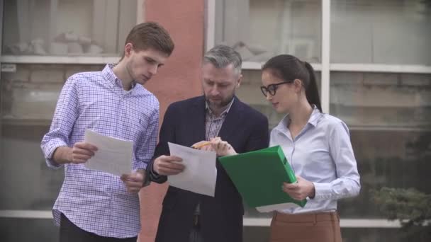 Eine Gruppe Von Geschäftsleuten Diskutiert Geschäftspläne Auf Der Straße — Stockvideo