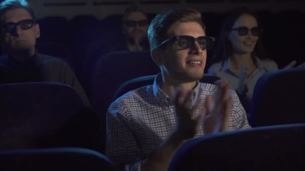 Uomo Cinema Guardare Film Gioire Applaudire — Video Stock