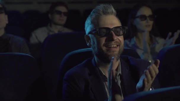 Hombre Cine Viendo Una Película Regocijarse Aplaudir — Vídeo de stock