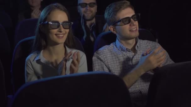 Pessoas Cara Com Uma Garota Assistindo Filme Cinema Alegrar Aplaudir — Vídeo de Stock