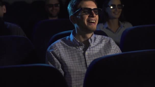 Hombre Cine Viendo Una Película Regocijarse Aplaudir — Vídeo de stock