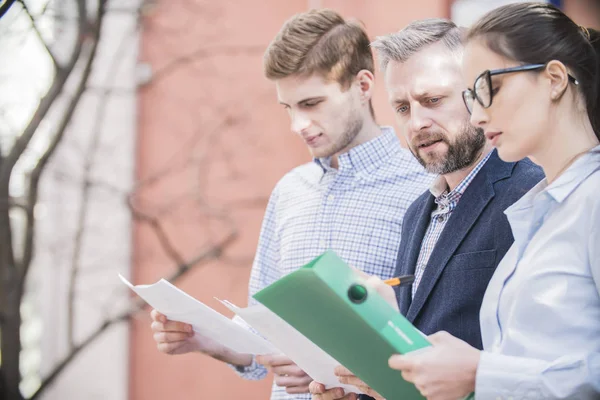 Grupo Empresarios Discutiendo Planes Negocios Calle — Foto de Stock