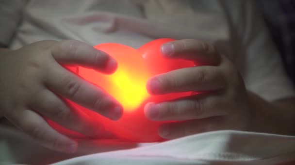 Coração Nas Mãos Uma Criança Closeup — Vídeo de Stock