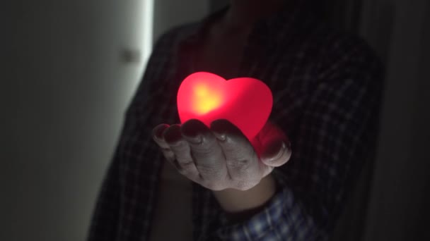 Светящееся Сердце Руках Закрывается — стоковое видео