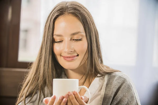 Uma Menina Café Segurando Uma Caneca Café — Fotografia de Stock