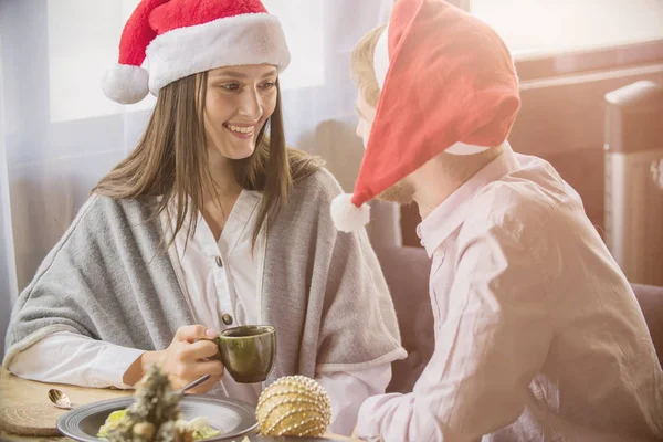 Guy Girl Couple Celebrate Christmas Cafe Dressed Christmas Hats — Stock Photo, Image