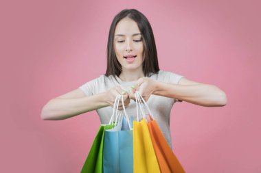 alışveriş çantaları tutan güzel kız