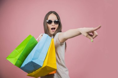 alışveriş çantaları tutan güzel kız