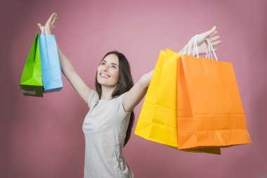 alışveriş çantaları tutan güzel kız