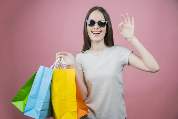 Bella Ragazza Che Tiene Borse Della Spesa — Foto Stock