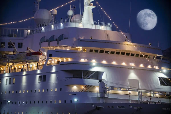 Schöne Weiße Riesen Luxus Kreuzfahrtschiff — Stockfoto