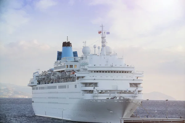 Piękny Biały Gigant Luksusowy Statek Wycieczkowy — Zdjęcie stockowe