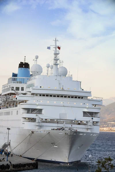 Schöne Weiße Riesen Luxus Kreuzfahrtschiff — Stockfoto