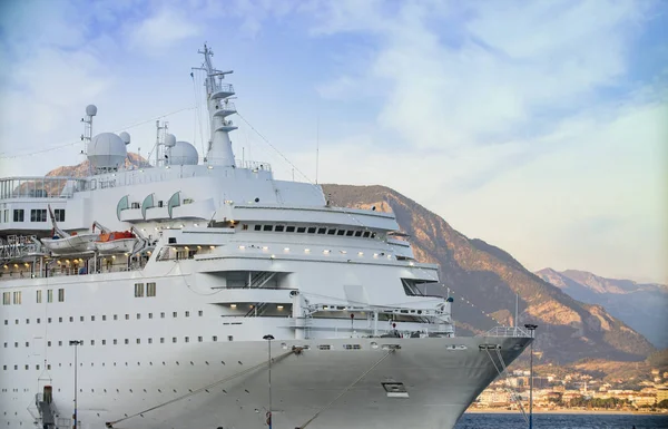 Schöne Weiße Riesen Luxus Kreuzfahrtschiff — Stockfoto