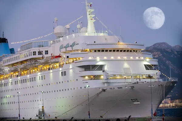 Schöne Weiße Riesen Luxus Kreuzfahrtschiff — Stockfoto
