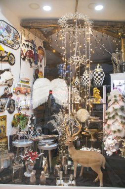 Alanya, Türkiye - 6 Aralık 2019: Yeni yıl için festival, Noel mağazası penceresi
