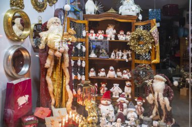 Alanya, Türkiye - 6 Aralık 2019: Yeni yıl için festival, Noel mağazası penceresi