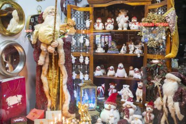 Alanya, Türkiye - 6 Aralık 2019: Yeni yıl için festival, Noel mağazası penceresi