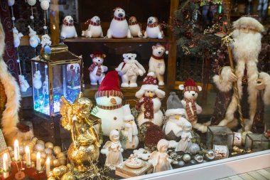 Alanya, Türkiye - 6 Aralık 2019: Yeni yıl için festival, Noel mağazası penceresi