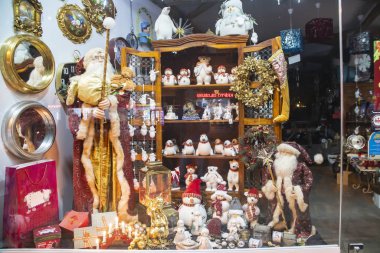 Alanya, Türkiye - 6 Aralık 2019: Yeni yıl için festival, Noel mağazası penceresi