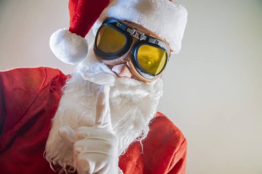 Noel Baba kostümü giymiş sakallı yaşlı bir adamın portresi komik suratını buruşturuyor.