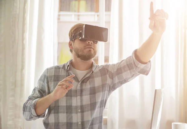 Jeune Homme Barbu Portant Des Lunettes Réalité Virtuelle Dans Intérieur — Photo