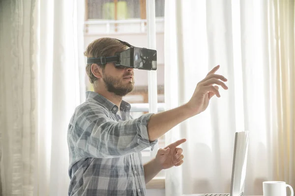 Jeune Homme Barbu Portant Des Lunettes Réalité Virtuelle Dans Intérieur — Photo