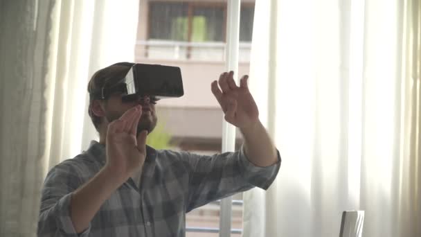 Fiatal Szakállas Férfi Virtuális Valóság Szemüveget Visel Modern Belső Térben — Stock videók