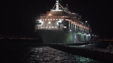 Alanya, Türkiye - 6 Aralık 2019: Alanya limanında yolcu gemisi