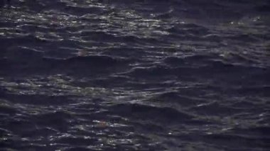 Geceleyin denizin arka planında