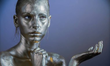 Parlak makyajlı bir kadının gümüş portresi.