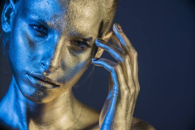 Parlak makyajlı bir kadının gümüş portresi.