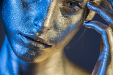 Parlak makyajlı bir kadının gümüş portresi.