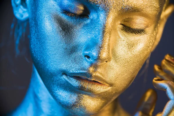 Gros Plan Portrait Argenté Une Femme Aux Paillettes — Photo