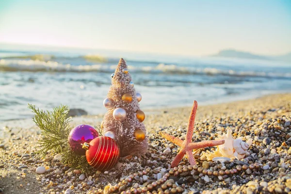 Albero Natale Con Dono Della Località Tropicale Sulla Spiaggia Concetto — Foto Stock