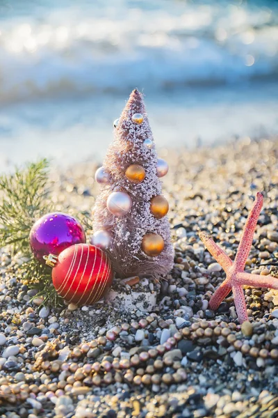 크리스마스 트리에는 해변에 휴양지가 있습니다 개념은 새해와 크리스마스 카드에 수있습니다 — 스톡 사진