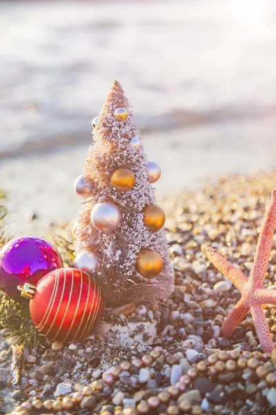 Albero Natale Con Dono Della Località Tropicale Sulla Spiaggia Concetto — Foto Stock