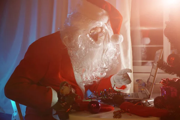 Retrato Pai Natal Sentado Sua Casa Com Laptop Hora Milagre — Fotografia de Stock