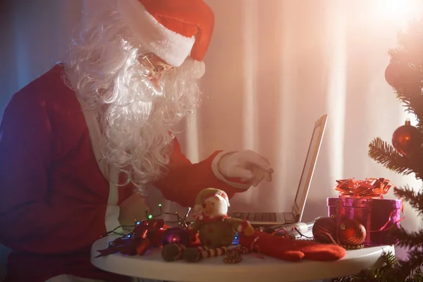 Retrato Pai Natal Sentado Sua Casa Com Laptop Hora Milagre — Fotografia de Stock