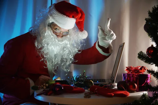 Retrato Pai Natal Sentado Sua Casa Com Laptop Hora Milagre — Fotografia de Stock