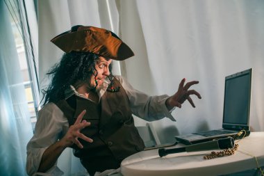 Bir bilgisayar korsanı dizüstü bilgisayarın başında oturuyor. Komik dijital güvenlik kavramı.