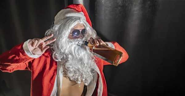 Zły Portret Świętego Mikołaja Ciemnym Pokoju Święty Mikołaj Butelką Whisky — Zdjęcie stockowe