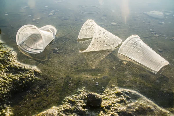 Çevresel Sorunların Sembolü Olarak Denizin Yüzeyindeki Plastik Çöpler — Stok fotoğraf