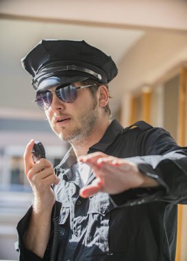 Sokaktaki polis memurları suç ve olayı inceliyor ve soruşturuyorlar.