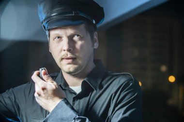 Sokaktaki polis memurları suç ve olayı inceliyor ve soruşturuyorlar.