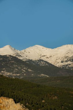 Karla kaplı dağlar kışın zirvesinde