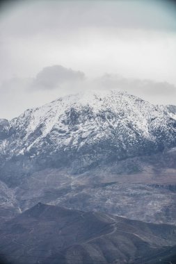 Karla kaplı dağlar kışın zirvesinde